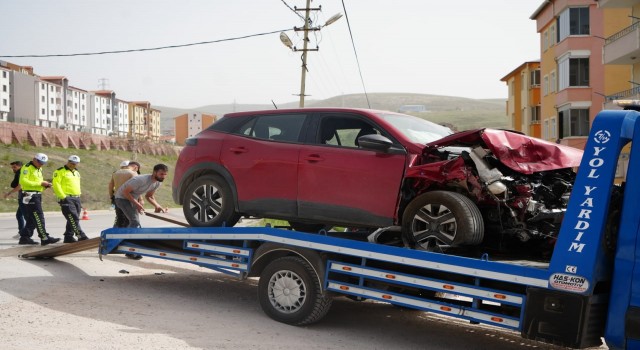 Bayburtta 4 kişinin yaralandığı trafik kazası güvenlik kamerasına yansıdı