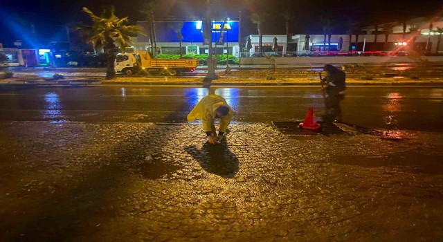 Belediye ekiplerinin yağış mesaisi