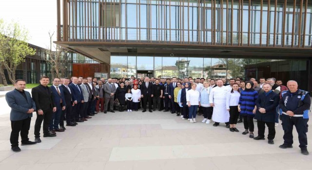 Belediye personeli Başkan Tabanı çiçeklerle karşıladı