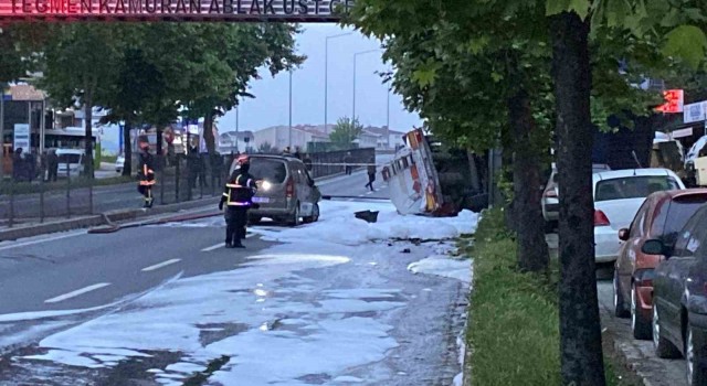 Benzin yüklü tanker kaza yaptı: Patlama riskine karşı D-130 Karayolu trafiğe kapatıldı, evler tahliye edildi