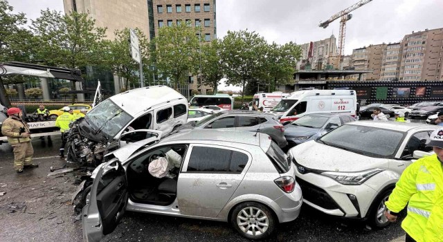 Beşiktaşta feci kaza: 8 araç birbirine girdi, 8 yaralı