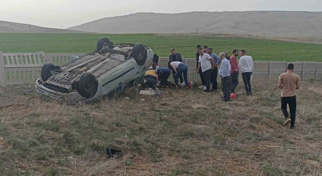 Beton çitlere çarpan otomobil takla attı: 3 yaralı