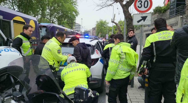 Beyoğlunda polise mukavemet gösteren şahısların üzerinden bıçak çıktı