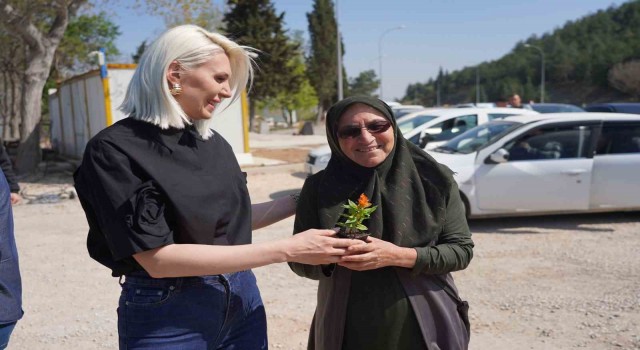 Bilecik Belediye Başkanı Şubaşı, vatandaşlara çiçek hediye etti