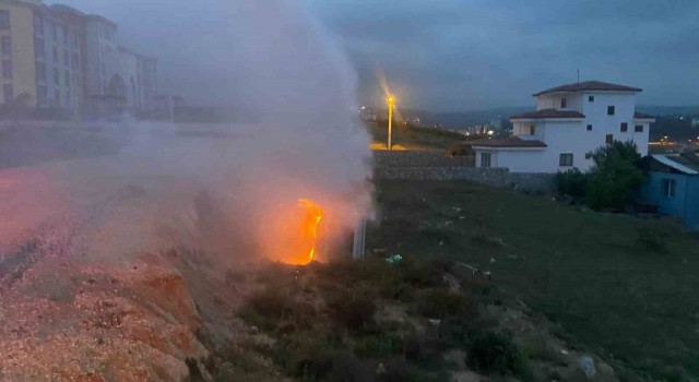 Bilecikte devrilen kamyonet alev aldı