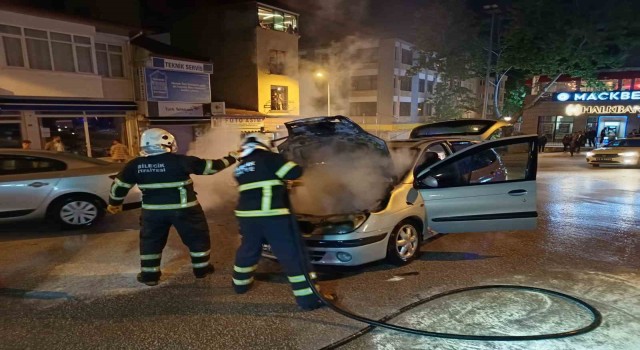 Bilecikte seyir halinde alev alan ve patlamalar yaşanan araç yangını korkuttu