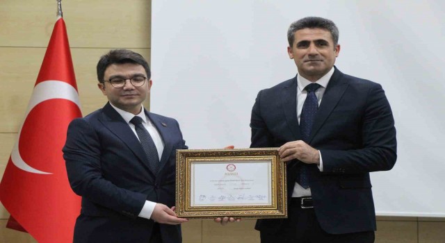 Bingöl Belediye Başkanı Erdal Arıkan mazbatasını aldı