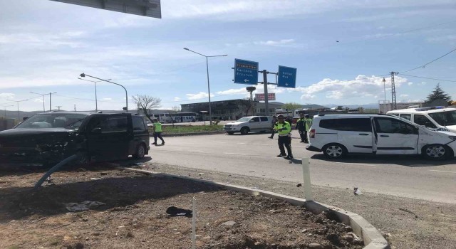 Bingölde minibüs ve hafif ticari araç çarpıştı: 15 yaralı