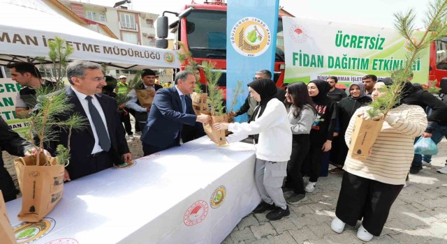 Bingölde vatandaşlara fidan dağıtımı yapıldı