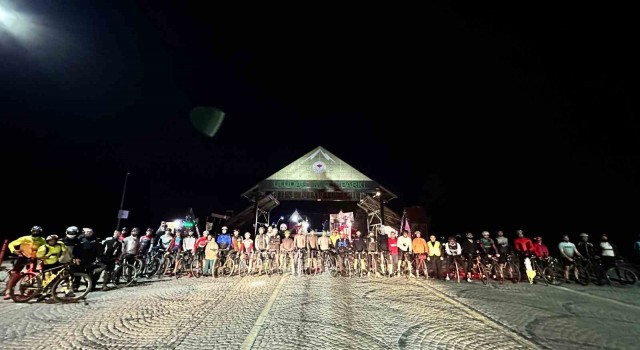 Bisiklet tutkunları iftar sonrası Uludağa pedal çevirdi