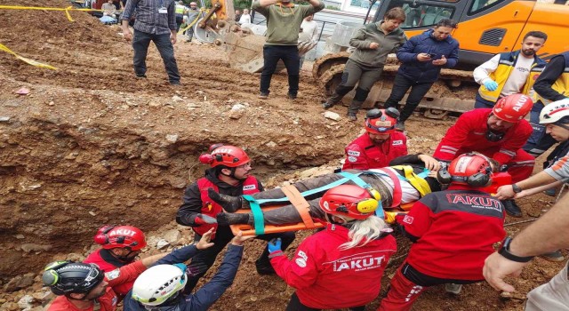 Bodrumda işçiler toprak altına kaldı