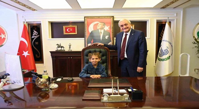 Bozüyükte çocuk Belediye Başkanı Nursima, makam koltuğuna oturdu