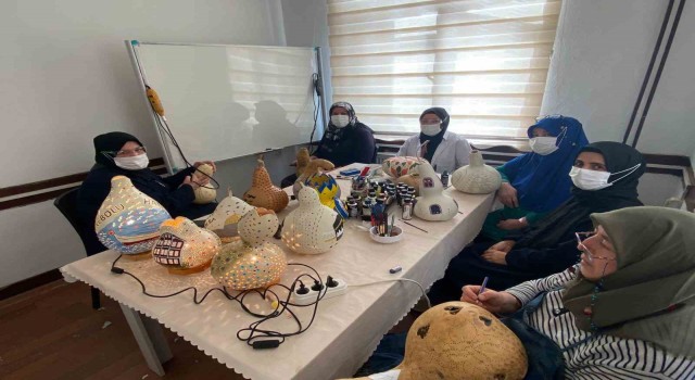 Bu kursta İnebolunun aşı boyalı evlerini su kabaklarına işliyorlar