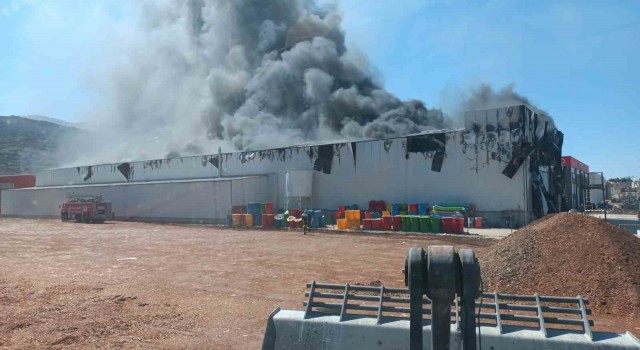 Burdurda çocuk parkı malzemeleri fabrikasında yangın çıktı