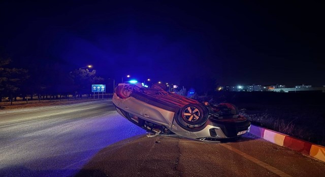 Burdurda kavşağa kontrolsüz giren aracın çarptığı otomobil takla attı: 2 yaralı