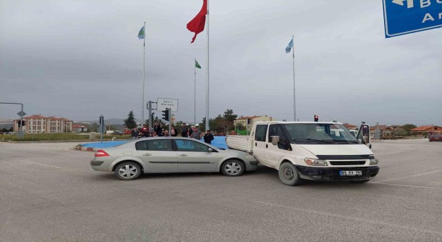 Burdurda kırmızı ışık ihlali yapan ehliyetsiz sürücü kazaya neden oldu