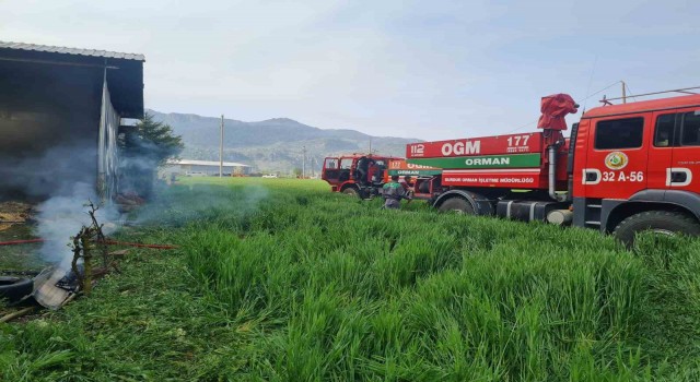 Burdurda samanlıkta başlayan yangın eve sıçradı, büyük çapta maddi hasar meydana geldi