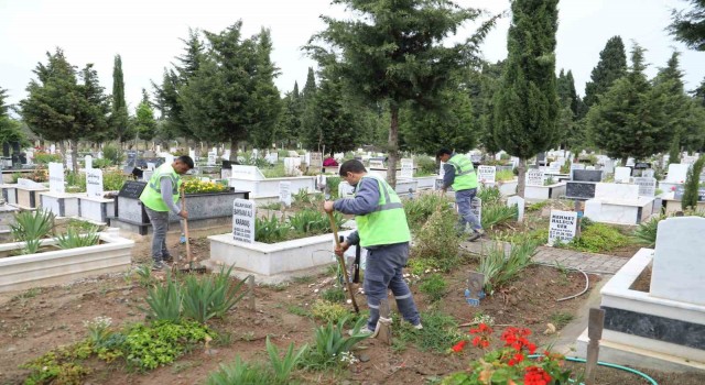 Burhaniye Belediyesi mezarlıkları bayram için hazırladı