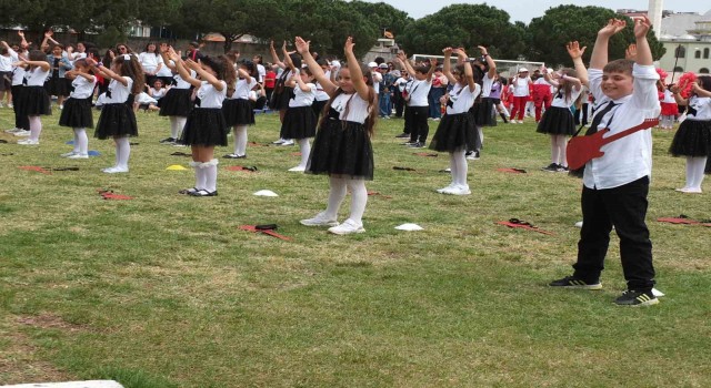 Burhaniyede 23 Nisan coşkusu yaşanıyor