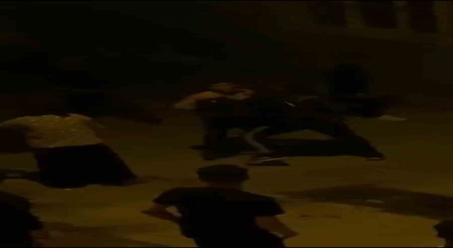 Bursada komşular sokağı ringe çevirdi, yumruklar havada uçuştu