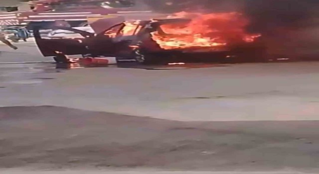 Bursada park halindeki otomobil alev alev yandı