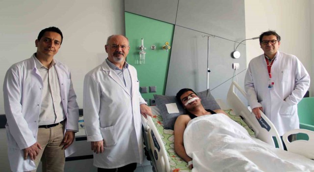 Burun içi sinüs tümörü tanısı konulan genç, operasyonla sağlığına kavuştu