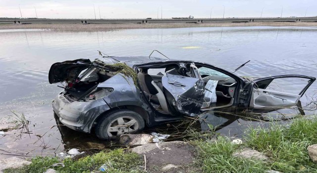 Büyükçekmecede otomobil göle uçtu, sürücü hayatını kaybetti