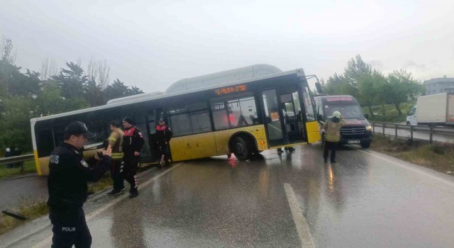 Büyükçekmecede yağmurda kayan İETT otobüsü bariyerlere çarptı