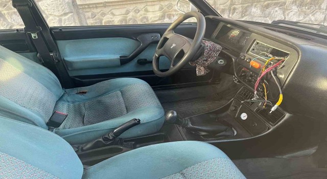 Camını kırdıkları otomobillerin teyplerini çaldılar