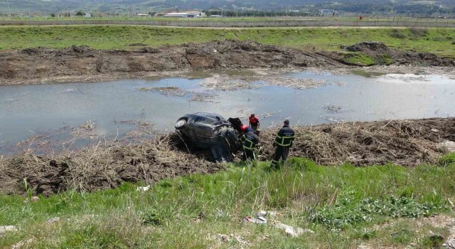 Çanakkalede sürücü direksiyon hakimiyetini, otomobil çay yatağına uçtu