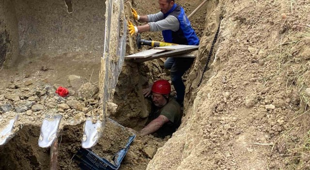 Çanakkalede toprak kayması: Göçük altında kalanları kurtarma çalışmaları devam ediyor