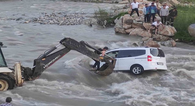 Çaya uçan araç kayalıklarda asılı kaldı: Ekipler seferber oldu