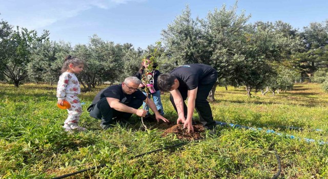 Çevre temizliği ve fidan dikimi yapıp dünyayı güzelleştiriyorlar