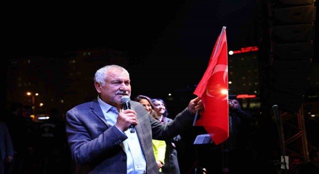 CHP Adanada hem büyükşehir hem de 9 ilçeyi kazandı