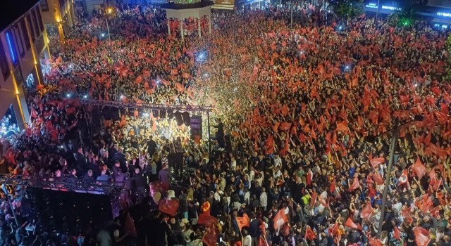CHPde Ahmet Akın, seçim zaferini kutladı