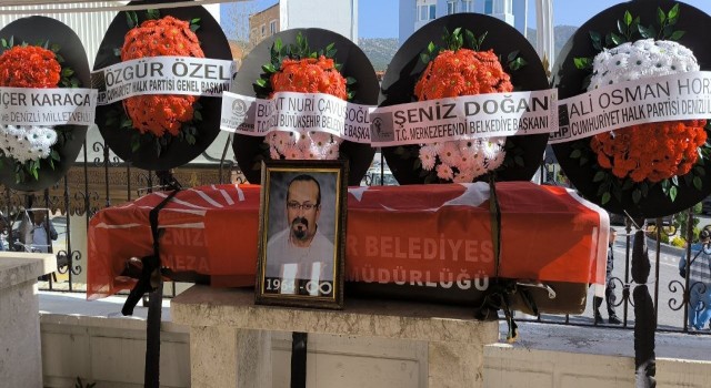 CHPnin çöken balkonundan düşüp ölen ilçe başkan yardımcısı toprağa verildi