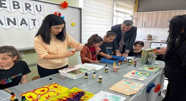 Çiçekdağı ilçesinde çocuklar, ebru sanatıyla tanıştı