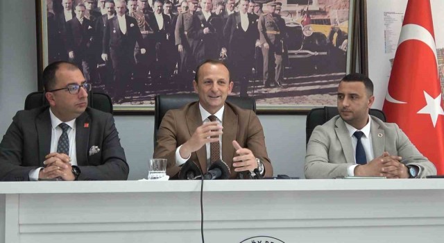 Çiftlikköy Belediyesinin borçları belediye binasına asıldı