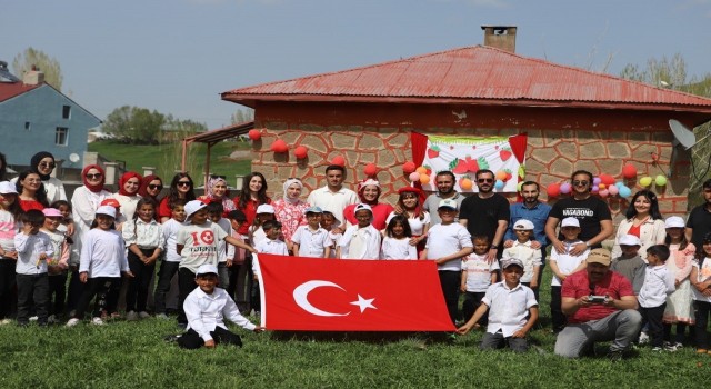 Çilek Abla köy okulu öğrencilerini baharla süslenmiş çileklerle buluşturdu