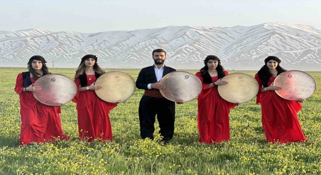 Cilo Dağının eteklerinde yöresel elbiselerle erbane gösterisi