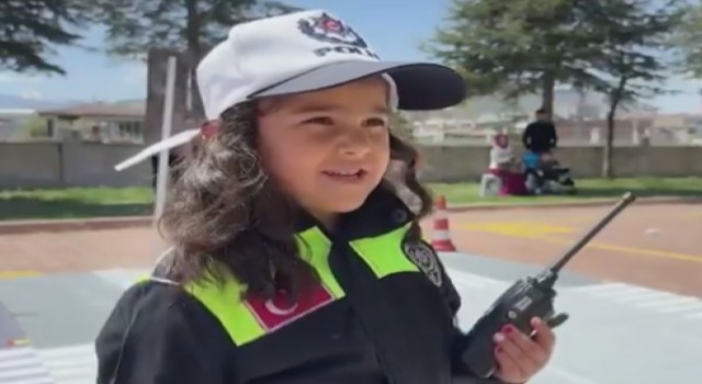 Çocuklar trafik polisi oldu, denetimlere katıldı