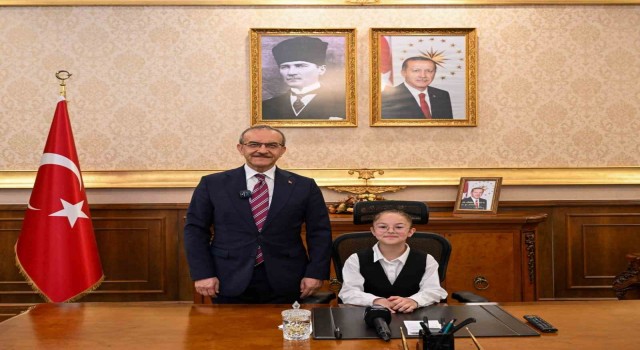 Çocuklar vali koltuğuna geçti, düzenlenen eğlencelerle de bayramın tadını çıkardı