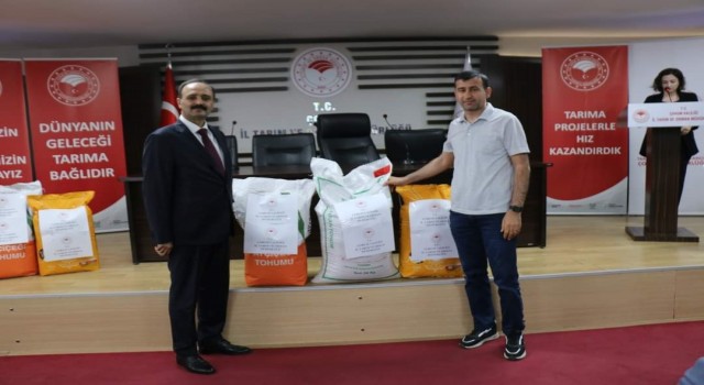 Çorumda çiftçilere ayçiçek ve nohut tohumu dağıtıldı