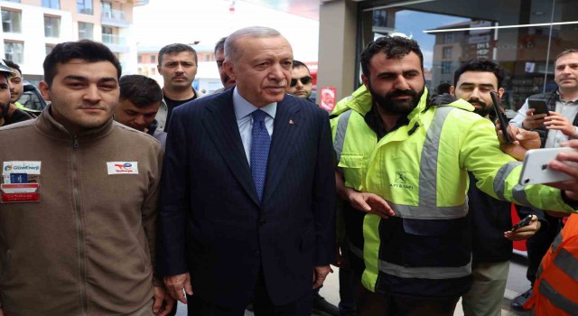 Cumhurbaşkanı Erdoğan Üsküdarda akaryakıt istasyonuna uğradı, vatandaşla sohbet etti
