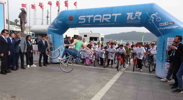 Cumhurbaşkanlığı Bisiklet Turunda 59 çocuğa bisiklet hediye edildi