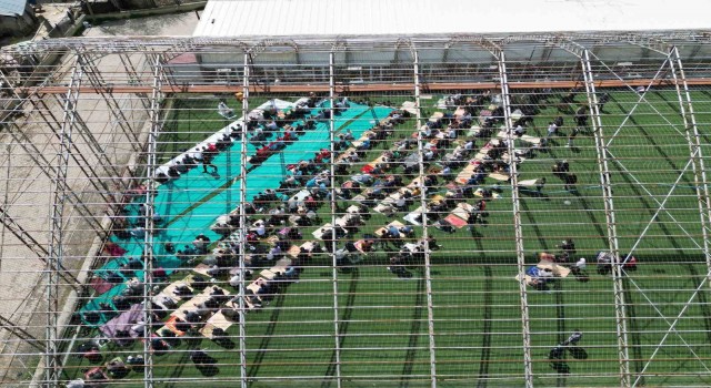 Depremin vurduğu Sulusarayda halı sahada cuma namazı kılındı