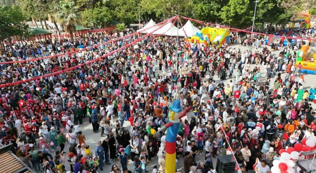 Depremzede çocuklar, 23 Nisanın tadını çıkardılar