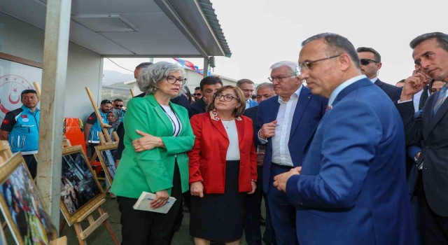 Depremzedelerden Başkan Şahine güllerle teşekkür