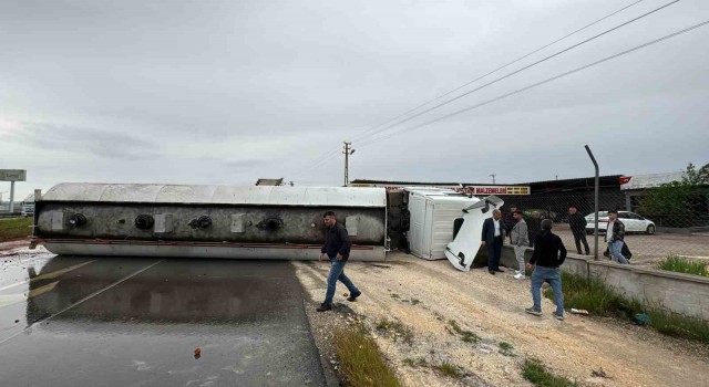 Devrilen tanker yolu trafiğe kapattı