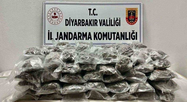 Diyarbakırda bir araçta 71 kilo kubar esrar ele geçirildi